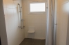 Douche indiv. adaptée pour chaise roulante