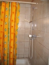 Une cabine de douches